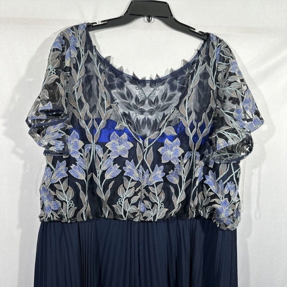 NEW $298 JS COLLECTIONS [ 22W ] Embroidered Illusion Bodice‎ Pleated Gown - Picture 11 of 13